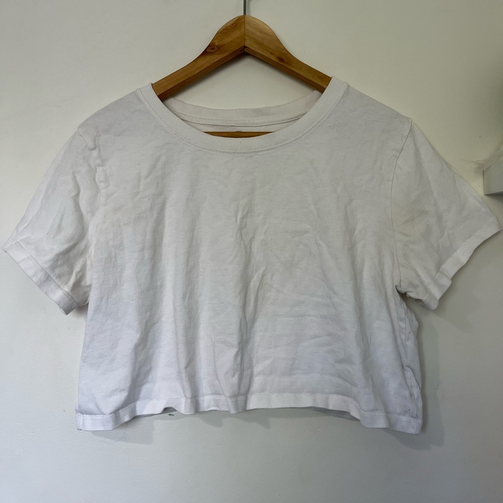 URBAN OUTFITTERS WHITE CROPPED TEE